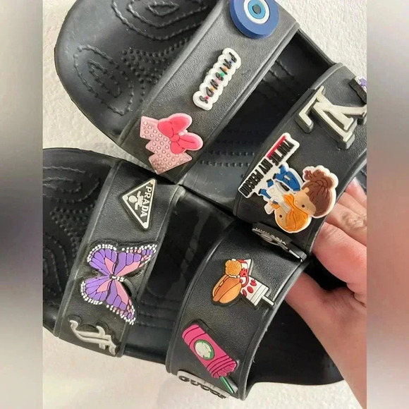 Crocs Adult Classic Sandal with charms size 9 - Picture 3 of 5